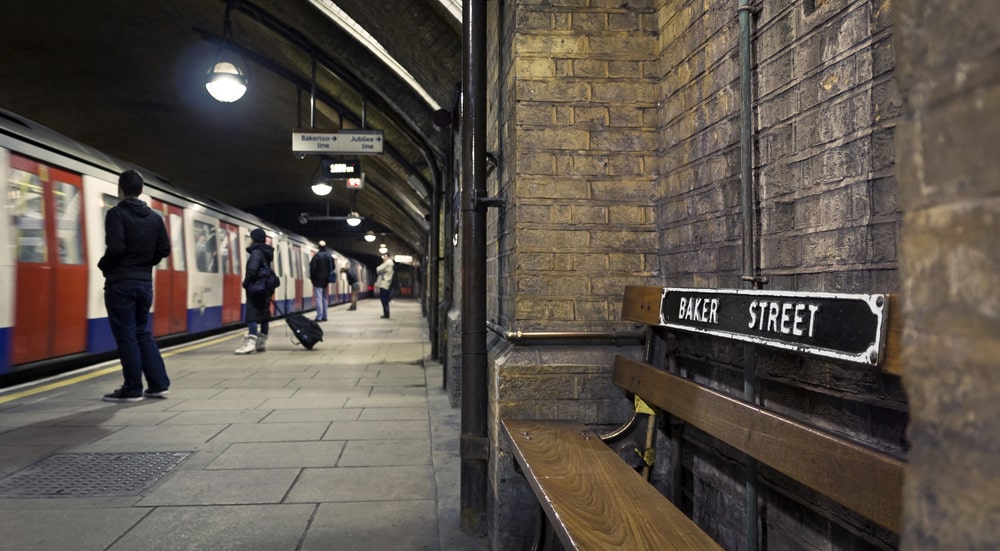 baker street subway station people waiting